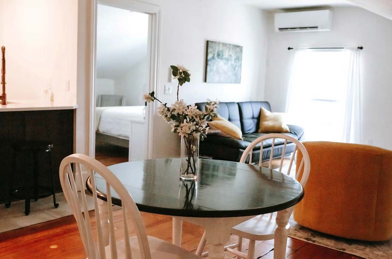 Room 301 – Queen Suite