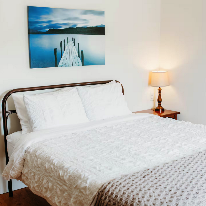 Room 302 – Queen Suite